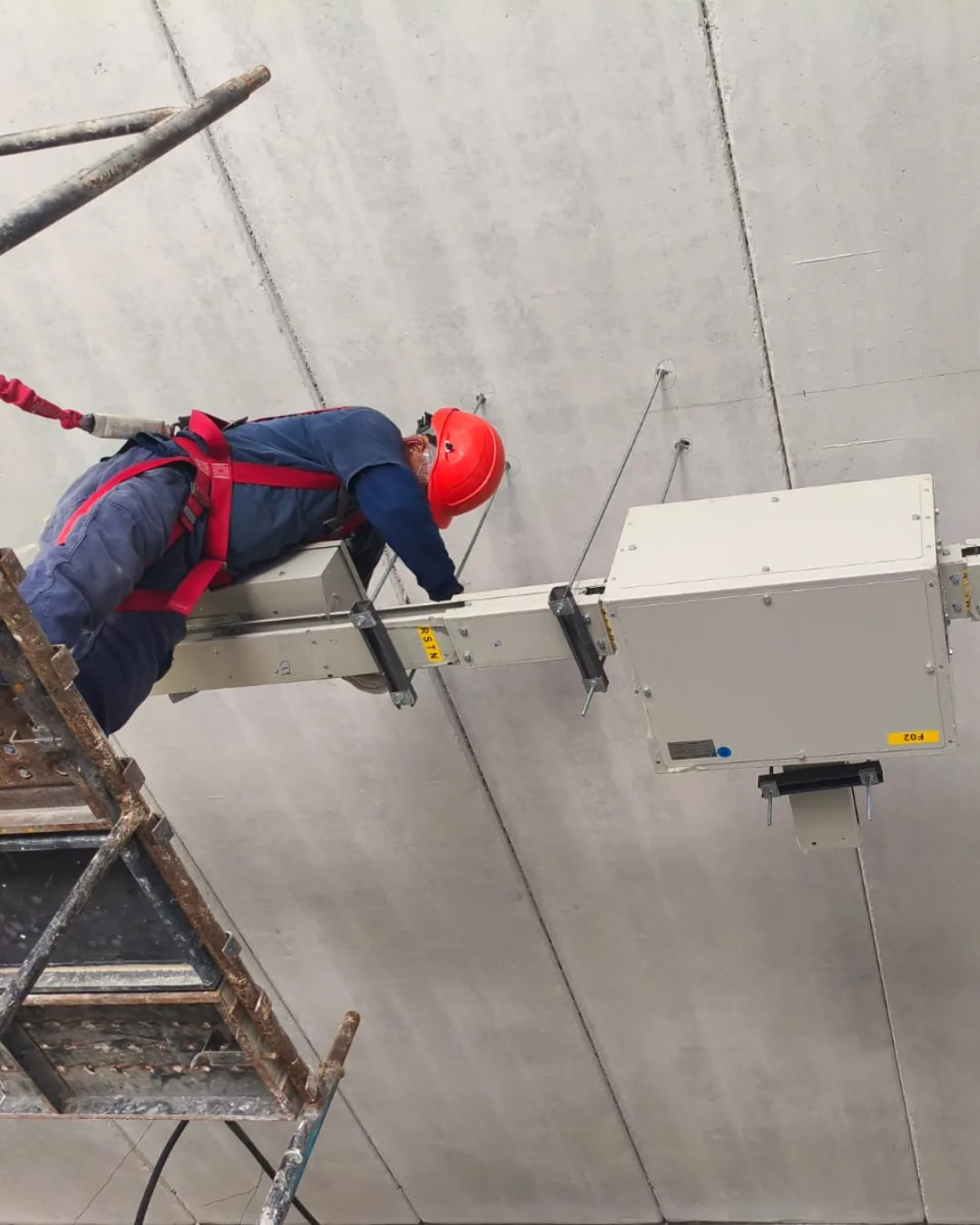 Profissional executando instalação em obra